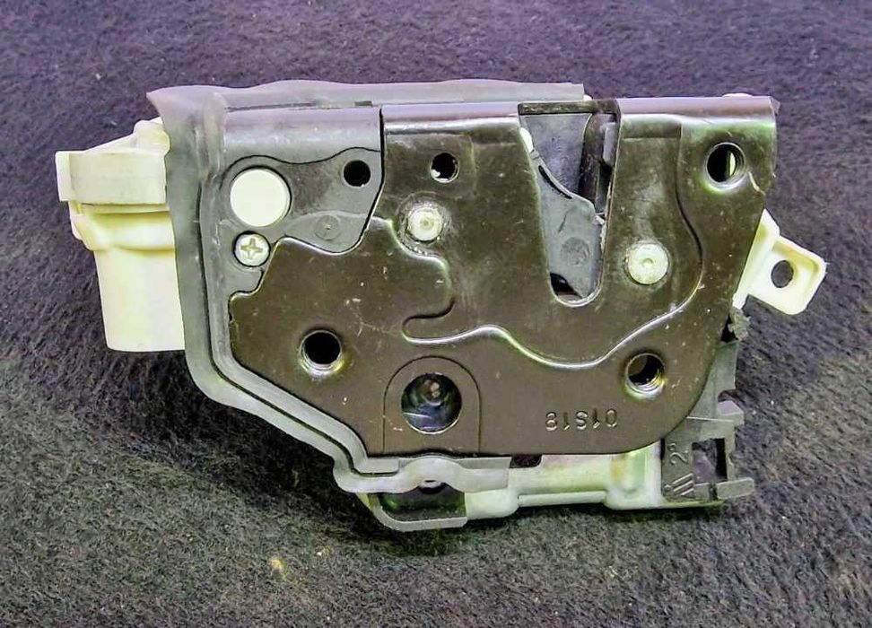 Fechadura / Fecho Porta Frente Esquerdo 8X1837015C - AUDI A1