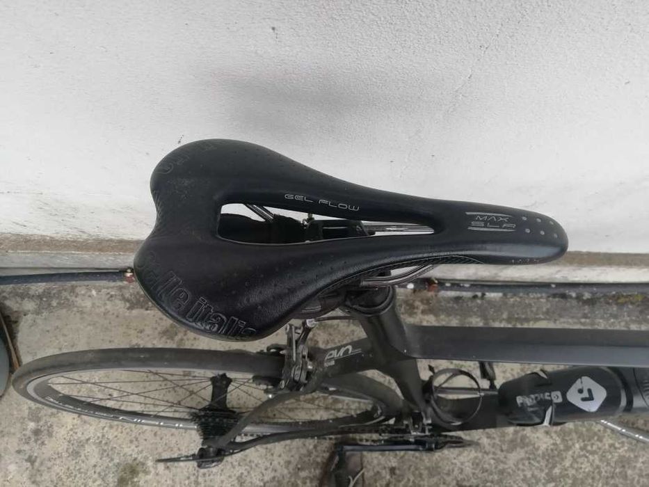 Bicicleta de estrada em carbono