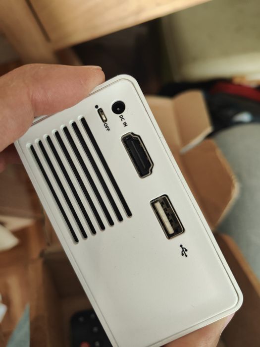 Mini Projetor LED Portátil HD – HDMI / USB / Micro SD (Amarelo e Branco)