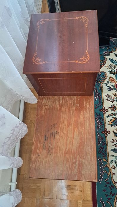 Кровать. Тумбочка. Зеркала.