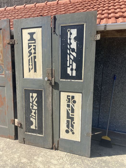 Portas antigas com pinturas