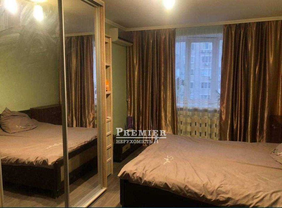 Продається світла, затишна кімната у комунальній квартирі