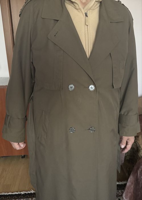 тренч (плащ) оливкового кольору, класичного крою