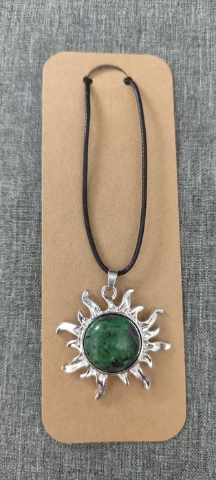 Colar com sol e pedra no centro