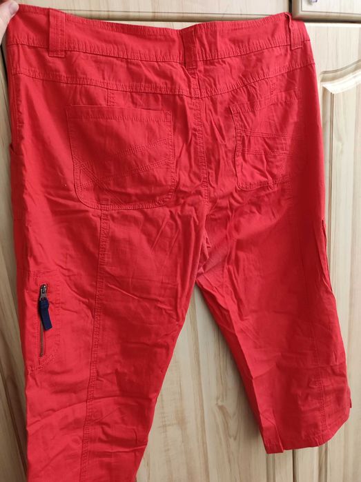 Бриджи красного цвета фирмы Esmara