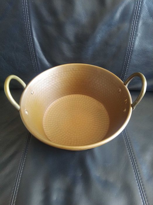 Antiga panela grande em cobre martelado (32 cm)