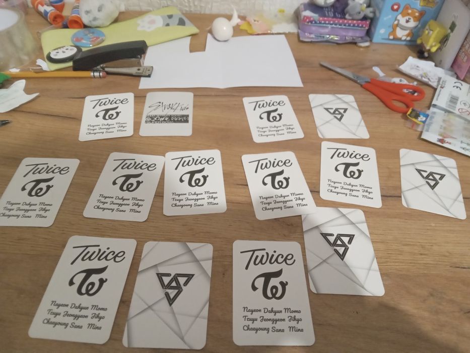 Продаю карточки з  корейцями