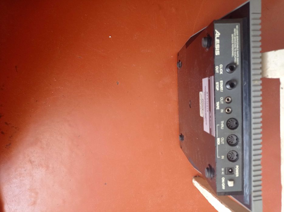 Alesis MMT-8 multi track midi recorder (секвенсор)