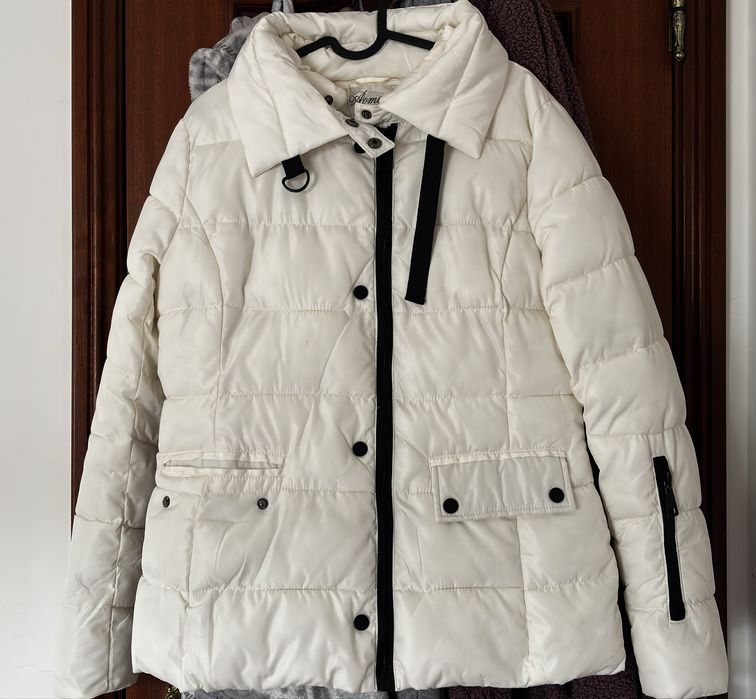 Casaco acolchoado com gola de pelo