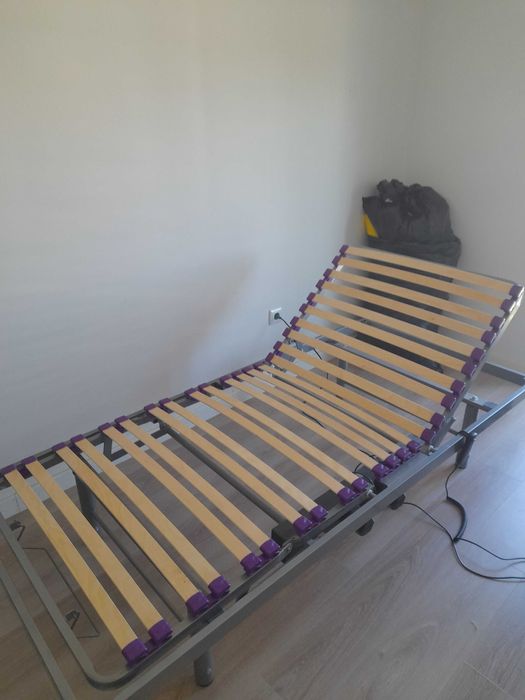 Cama com estrado articulado