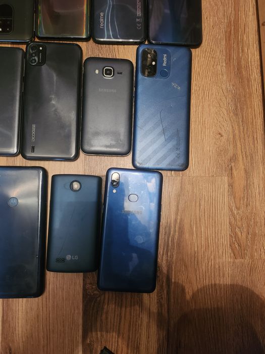 Zestaw uszkodzonych telefonow