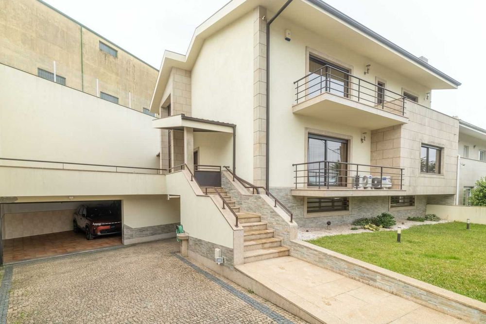 Moradia independente na Rua Guerra Junqueiro, 426, Centro de Fânzeres Gondomar