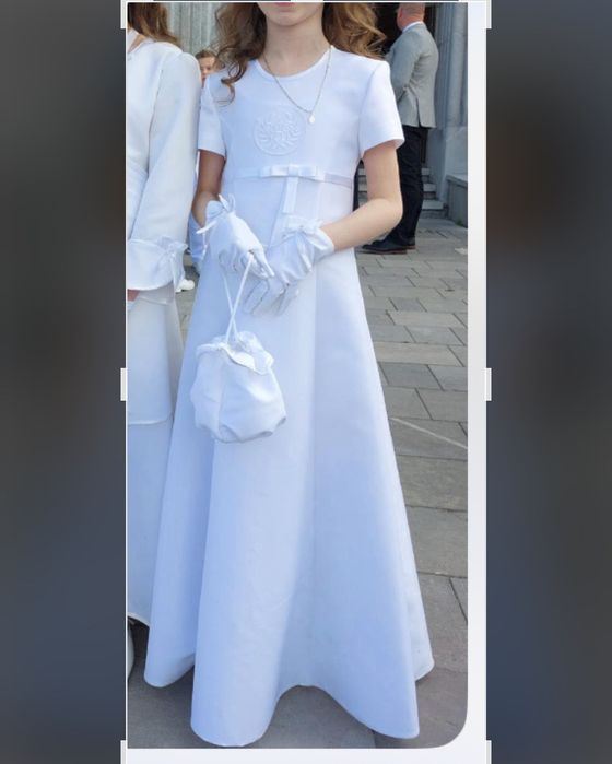 Sukienka do komuni z dodatkami