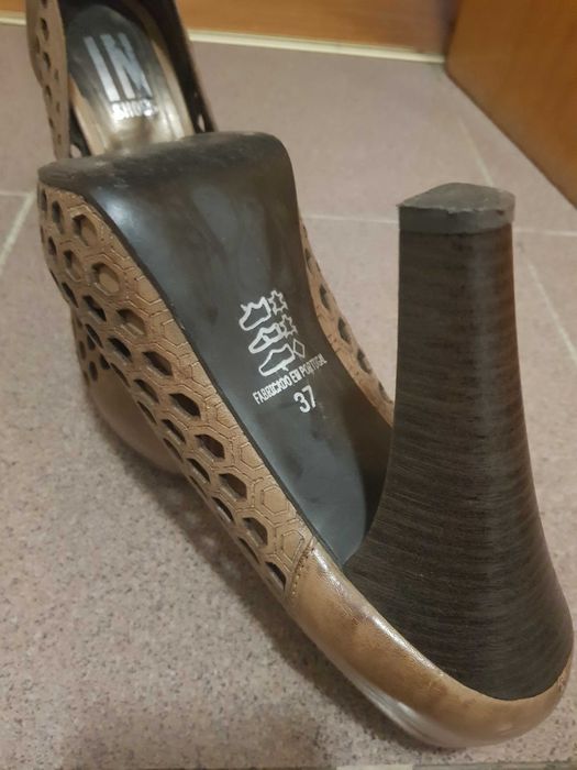 Sapatos bejes, marca nacional