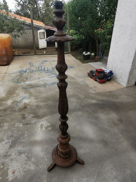 Candeeiro de pé alto rústico