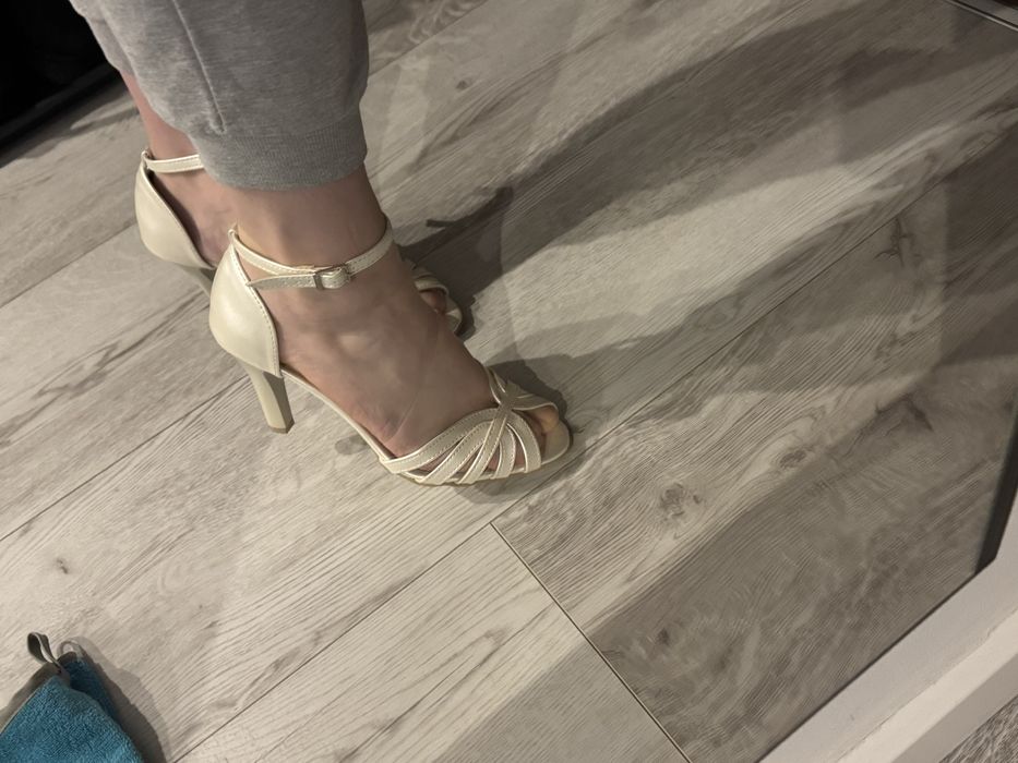 Sandałki na obcasie brilu