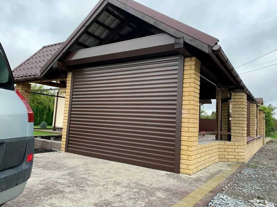 Автоматичні гаражні ролетні та секційні ворота для сучасного будинку