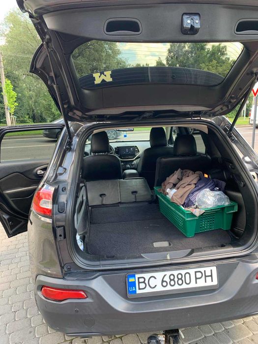 Продам терміново JEEP CHEROKEE.