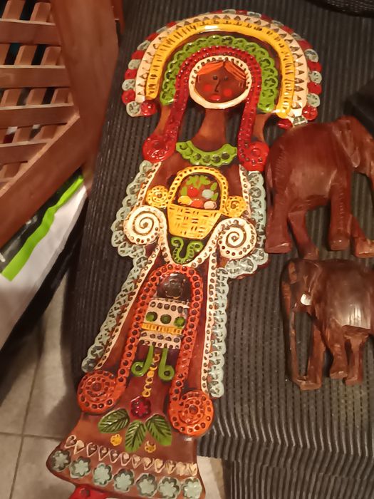 Cachinhos antigos elefantes de madeira e separadores de livros  boneco de barro antigo