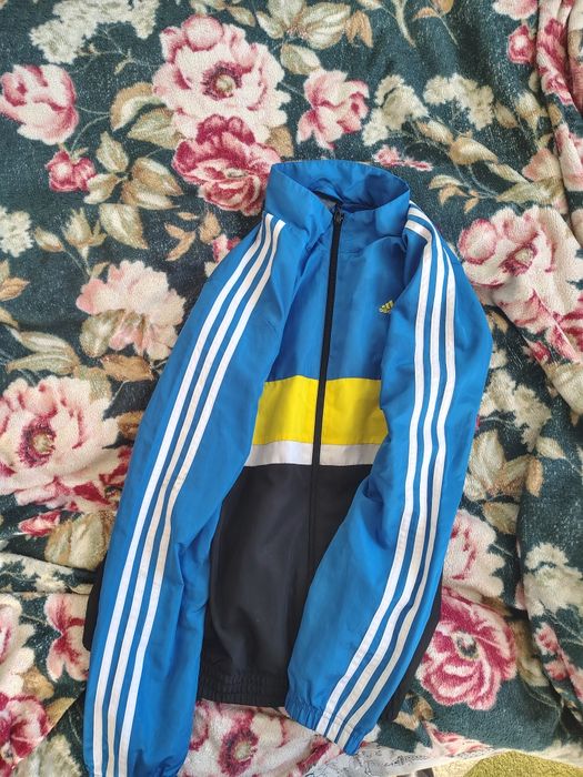 Вітровка аддідас (Adidas) є дефекти на рукавах