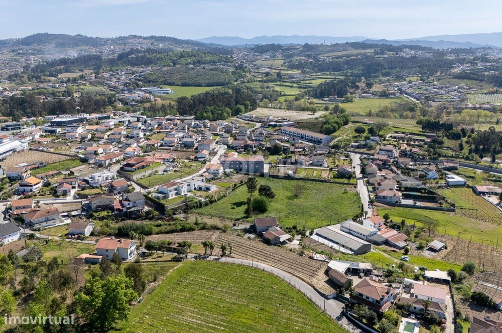 Terreno com moradia para reconstrução — Aveleda, Porto