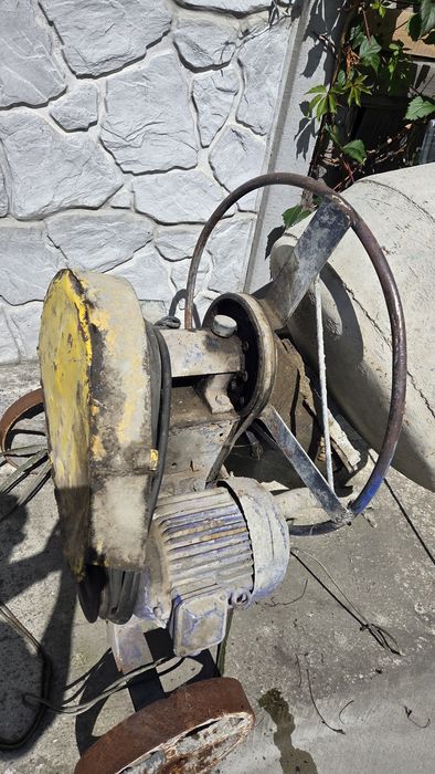 Продам бетонозмішувач б.у, у робочому стані. 380 Вт., 11000 грн. ТОРГ. Самовивіз, м. Обухів, Київська область. Оплата тільки при Самовывоз, на місті.