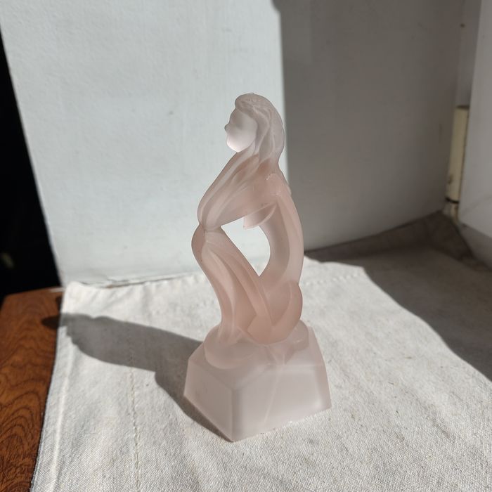 Szklana figurka „Siedząca kobieta" proj. Jitka Forejtova Czechosłowacja lata 60-te