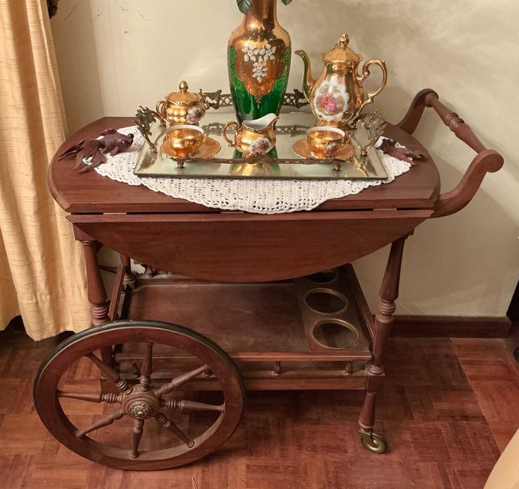 Carrinho de Chá Antigo em Madeira – Clássico e Elegante