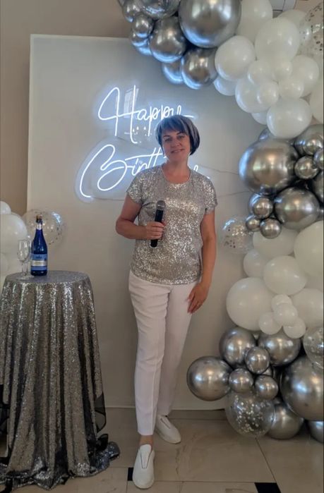 Ведуча зі смаком гумору .