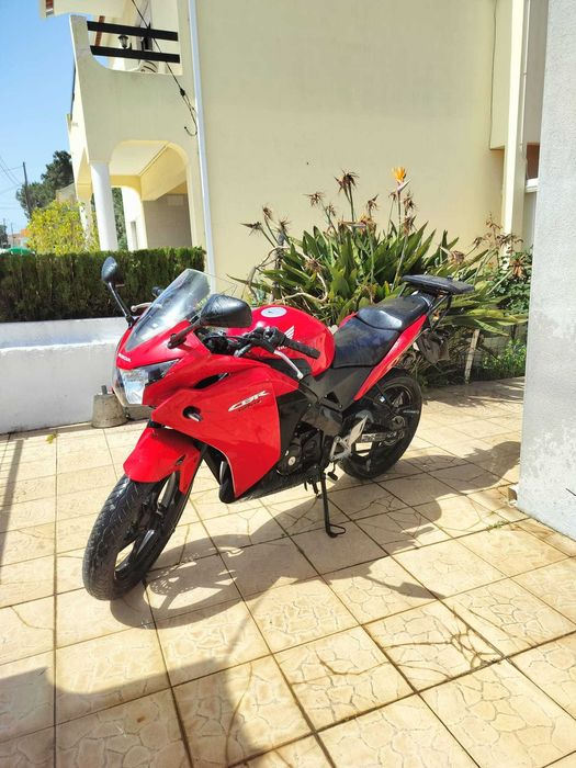 Honda CBR 125 com mala