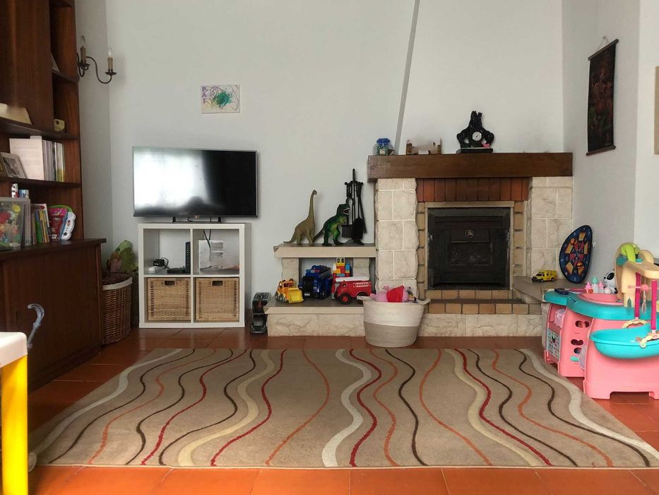 Moradia T4 com jardim, garagem e excelente localização em Cantanhede