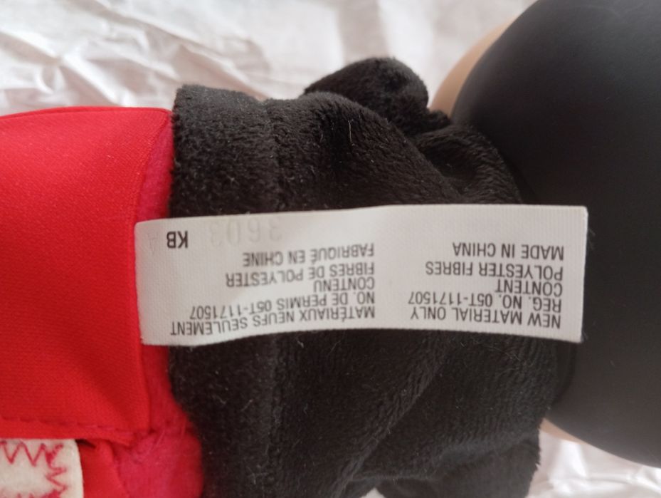 Mikey toca, dança e fala português