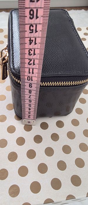 Szkatułka na biżuterię z welurowym wnętrzem