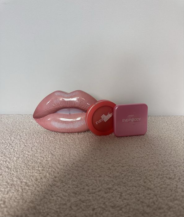 Zestaw róż i rozświetlacz Everybody London kosmetyki