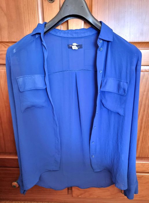Camisa azul com transparência Bershka, tamanho XS