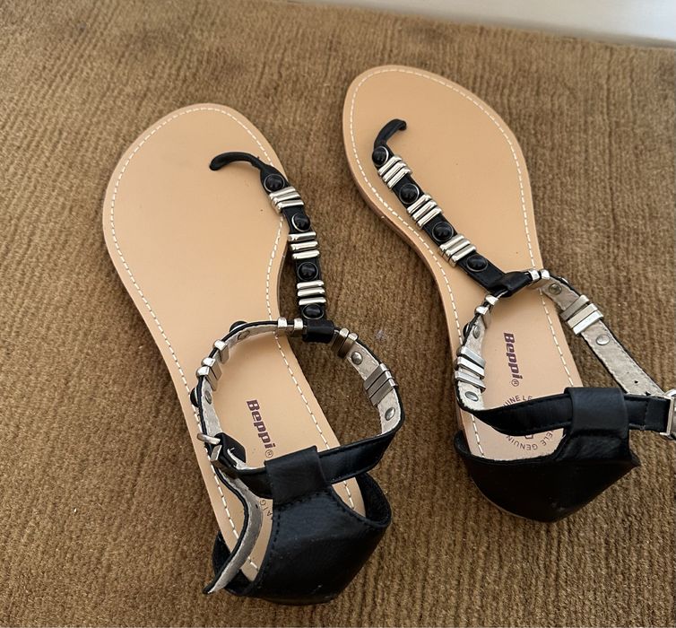 Sandálias rasas em pele