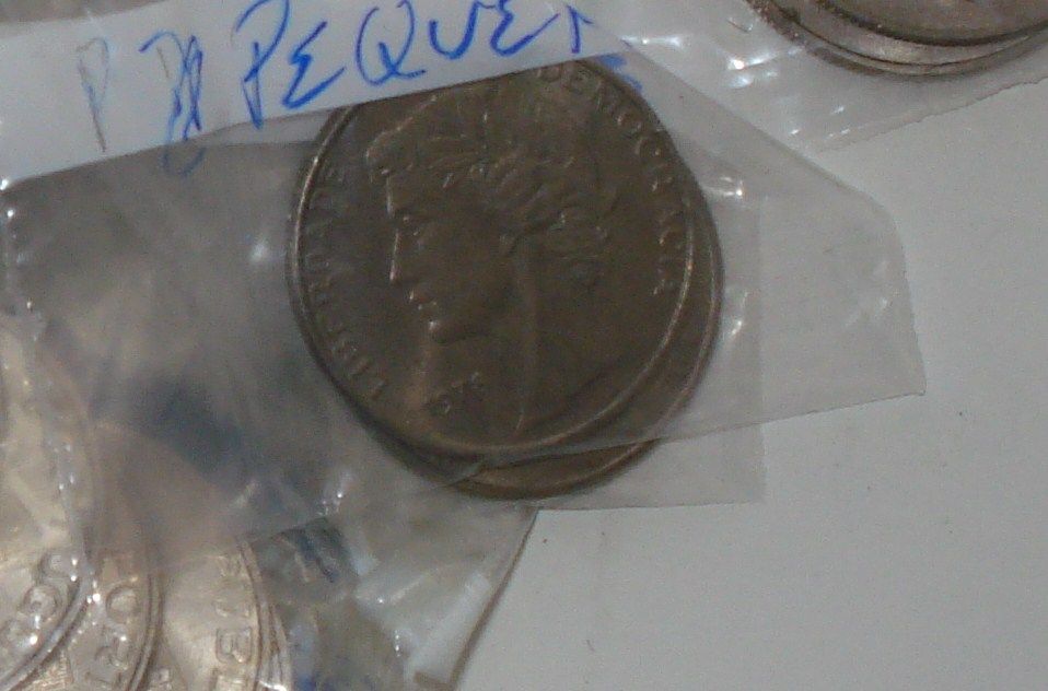 Moedas de 50, 25 e 20 Esc., em bom estado de conservação.