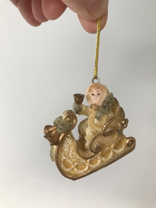 Zawieszka świąteczna, ozdobna, złota, dziewczynka w sankach