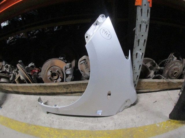 Guarda-lamas esquerdo TOYOTA Yaris (_P9_)