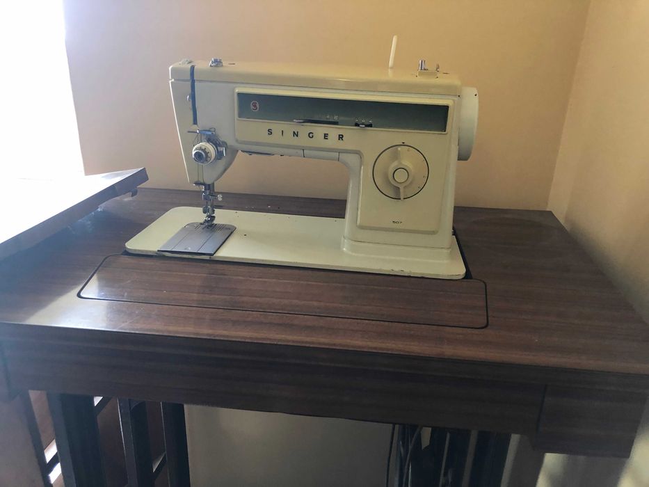 Máquina de Costura SINGER 507 dos anos 70