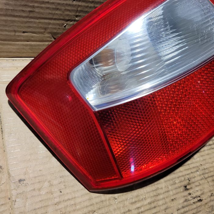 Lampa tył lewa audi a4 b6 sedan 2004r HELLA