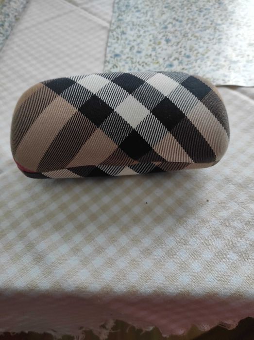 Etui na okulary firmy Burberry