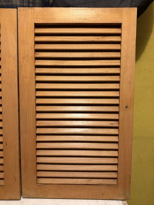 Portas de armários em ripas de madeira para cozinha ou sala