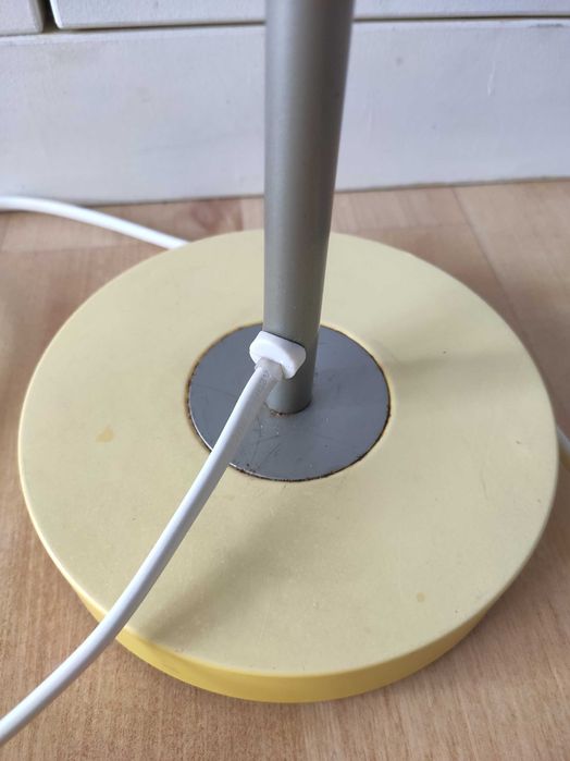 Żółta lampka biurkowa z Ikei