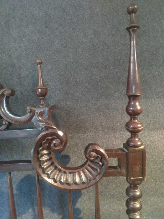 Cama Clássica Elegante – Um Toque de Charme para o Seu Quarto