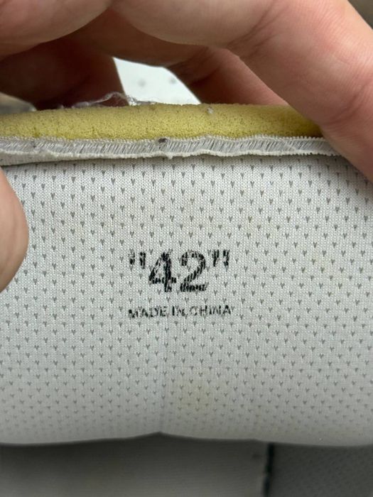 Off white sponge