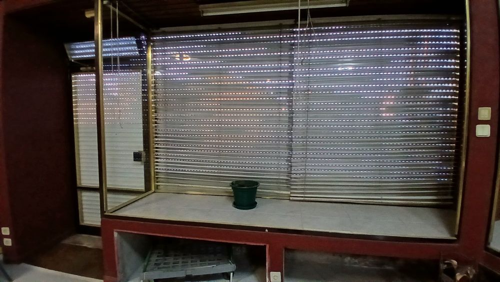 Arrenda-se loja no centro de CACIA próximo a estação CP, toda esquina