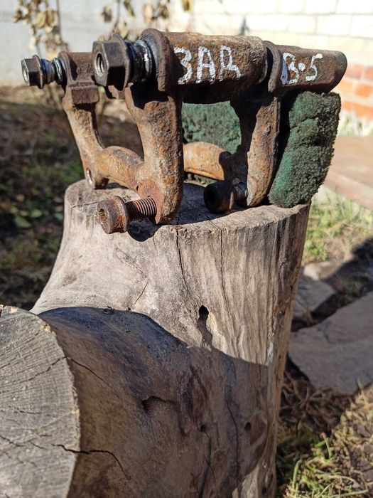 Скоба заднего суппорта фольксваген Б-5