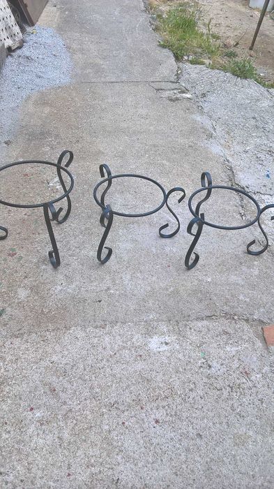 3 bases em ferro pintadas, para vasos grandes