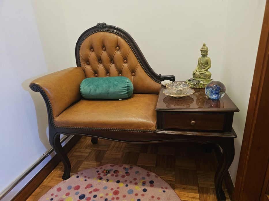 chaise/ recamier com mesa lateral integrada